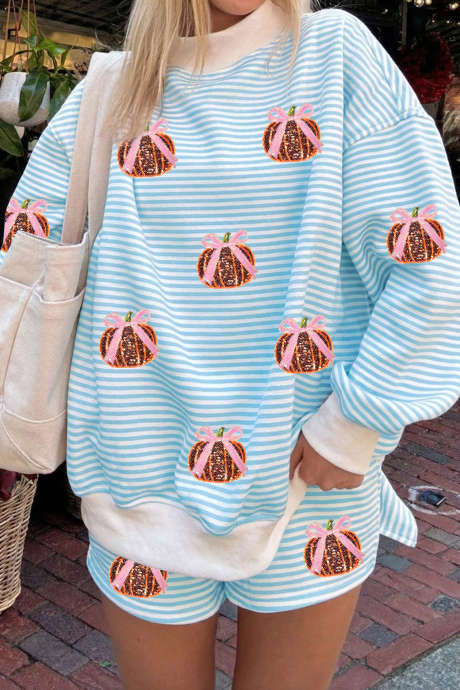 Zweiteiliges Set aus hellblauem, gestreiftem Pailletten-Pullover mit Kürbismuster und lässigen Shorts