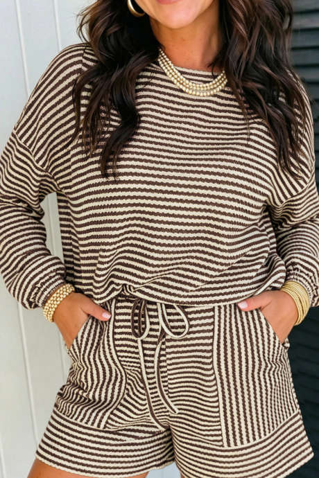 Conjunto casual composto por blusa de manga comprida em tricô texturizado com listras marrons e shorts com elástico na cintura.