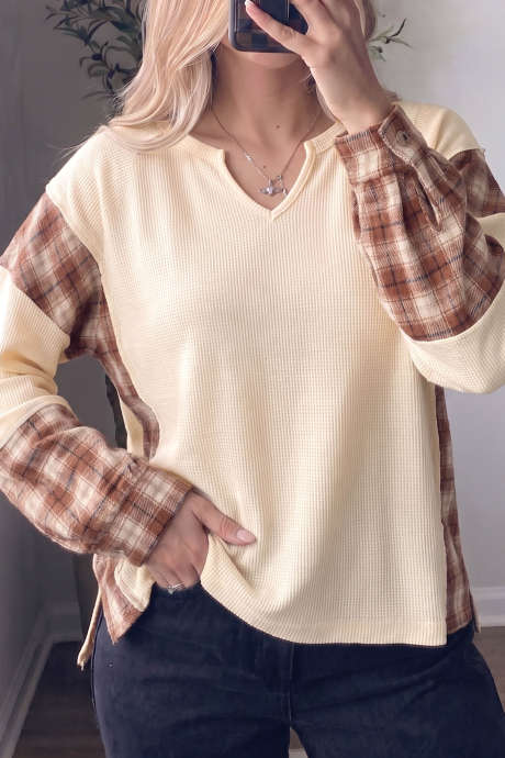 Beigefarbenes, kariertes Langarmshirt mit Waffelstruktur, V-Ausschnitt und Farbblock-Design, überschnittenen Schultern und langen Ärmeln