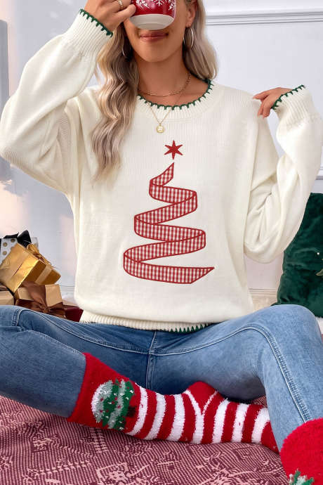 Suéter informal navideño color beige con detalle de árbol de Navidad cosido.