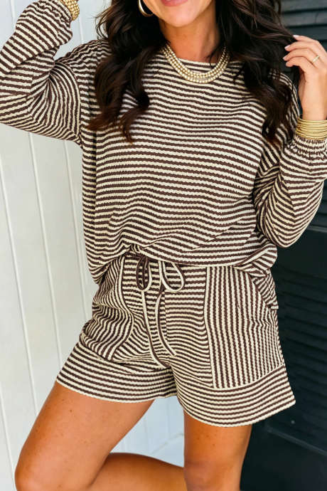 Top de manga larga de punto texturizado a rayas marrones y shorts con cintura elástica (conjunto informal)