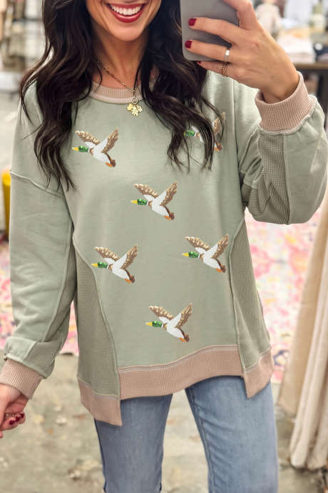 Rookgroene sweatshirt met paillettenprint van een wilde eend en wafelpatchwork.