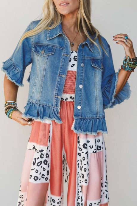 Chaqueta vaquera estilo western azul con volantes en el bajo y borde sin rematar, manga corta.