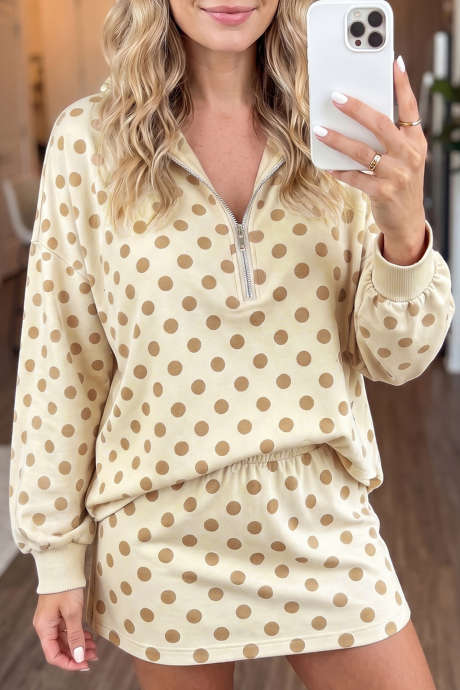 Khakifarbenes, gepunktetes Kapuzen-Langarmtop-Set mit lässigem Mini-Skort