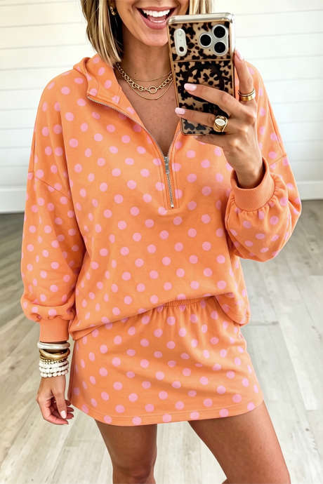 Orangefarbenes, gepunktetes Kapuzen-Langarmtop-Set mit lässigem Mini-Skort