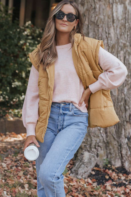 Colete de inverno cáqui oversized com gola alta e zíper