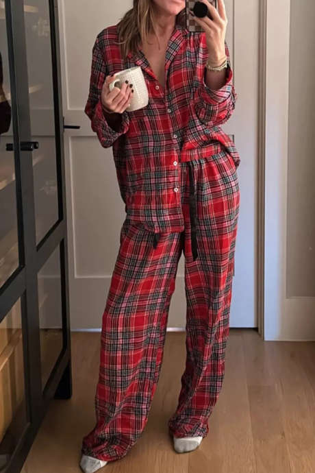 Conjunto de pijama de dos piezas: camisa de manga larga a cuadros rojos y pantalón recto.