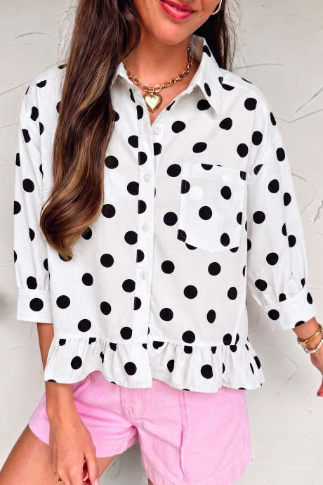 Chemise décontractée à pois blancs, manches trois-quarts et ourlet à volants