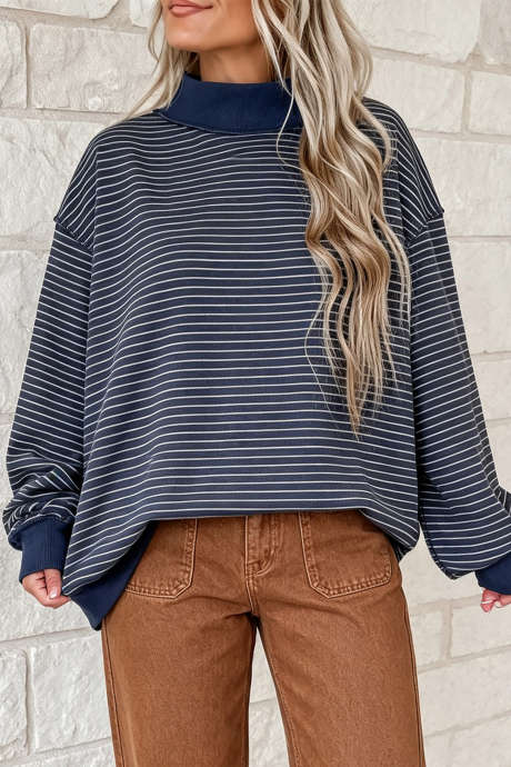 Sudadera extragrande de cuello alto con bloques de color y rayas azules acanaladas