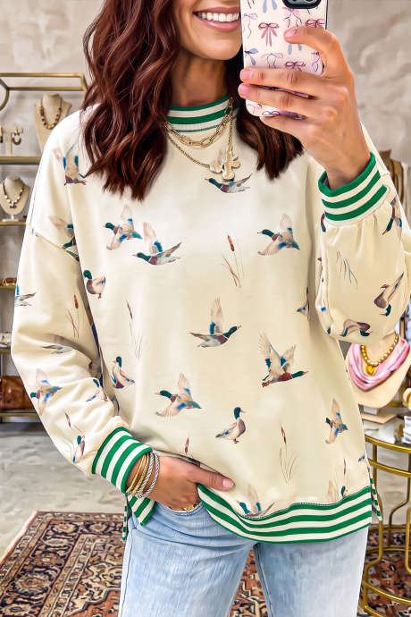 Sudadera informal de cuello redondo con cuello redondo, puños ribeteados a rayas y estampado de pato beige.