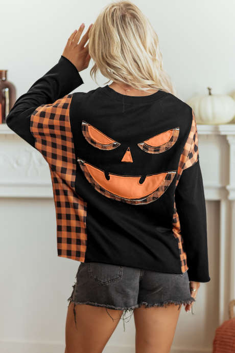Top de manga larga a cuadros con estampado de retazos y cara de calabaza en color negro.
