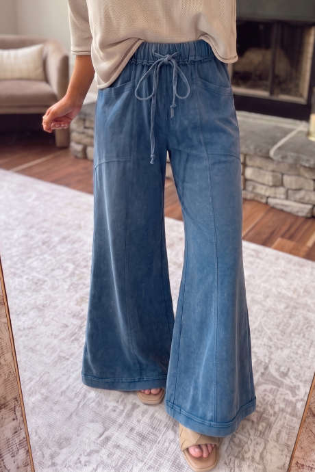 Calça Ashleigh Azul Lavagem Mineral com Detalhe de Costura, Pernas Flare e Cordão na Cintura