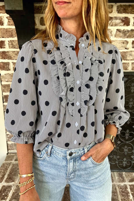 Chemise à rayures et à pois noirs et blancs, col montant à volants et manches 3/4