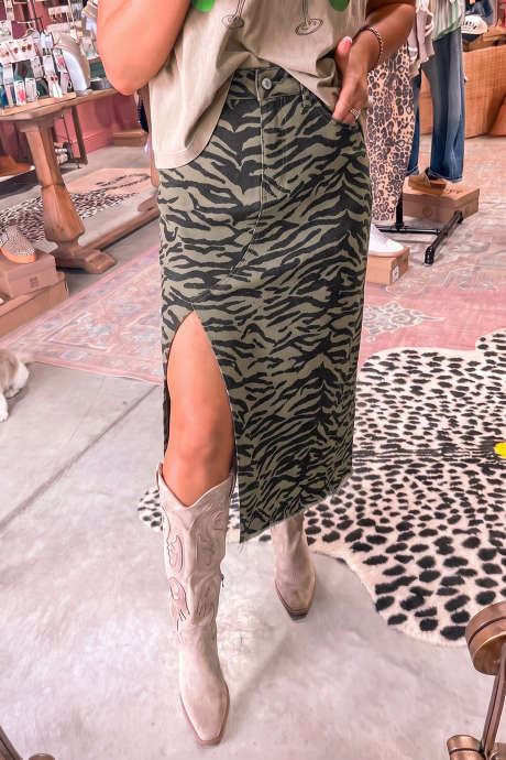 Saia midi jeans com estampa de leopardo marrom, fenda lateral e barra desfiada