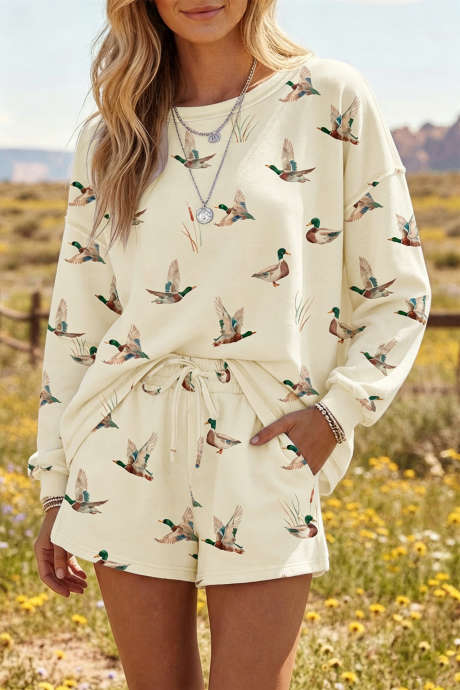 Conjunto de top corto y top de manga larga con cordón ajustable y estampado de pato silvestre color beige.