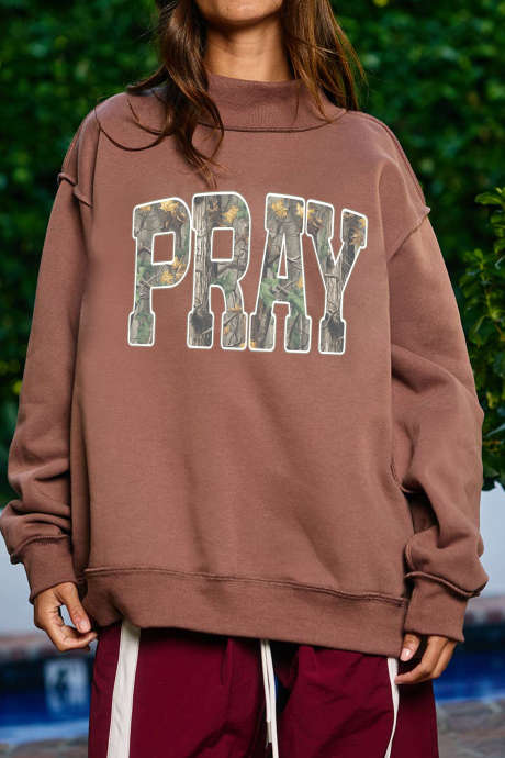 Kaffeefarbenes Sweatshirt mit Stehkragen und Camouflage-Muster (PRAY-Grafik)