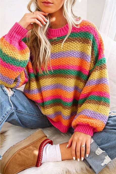 Rosaroter, regenbogenfarbener Strickpullover mit Rundhalsausschnitt und Puffärmeln