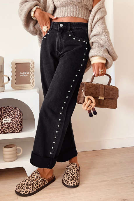 Calça jeans casual folgada de perna reta com detalhes de tachas pretas