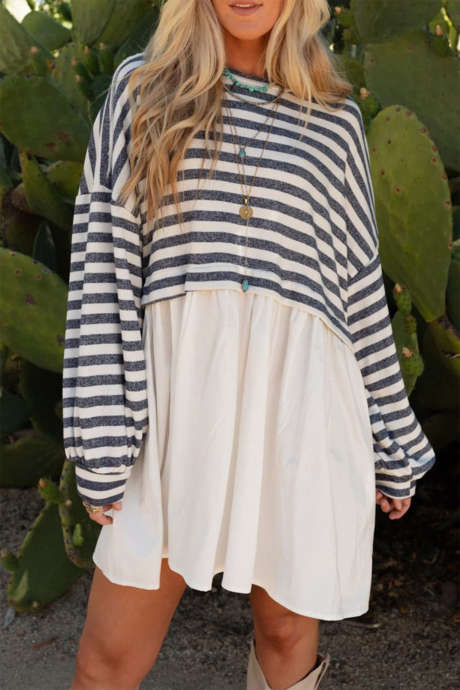 Vestido curto listrado azul de manga comprida com bolsos e barra em patchwork.
