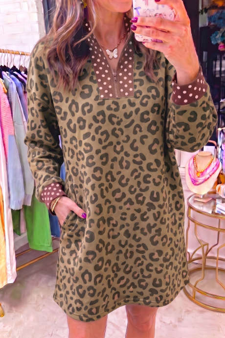Vestido curto de manga comprida com estampa de leopardo marrom, detalhes em patchwork e zíper no decote.