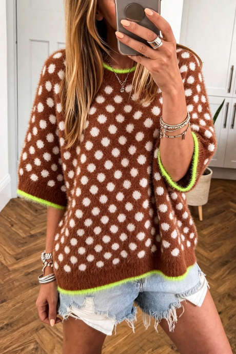 Pulover cu mânecă jumătate și guler rotund, cu buline și garnituri contrastante, culoare cafea