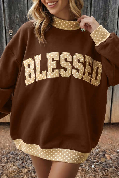 Koffiekleurige, wijde trui met hoge hals en stippenprint, BLESSED-lettertype.