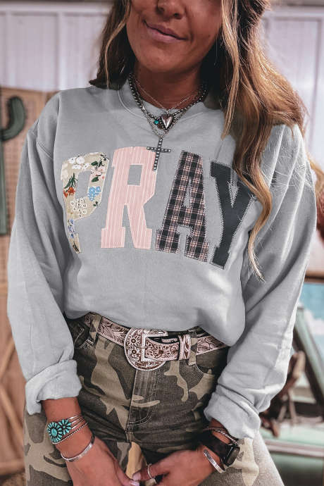 Sweat-shirt western gris à motif floral et carreaux de buffle, rayé et brodé, avec écusson brodé.