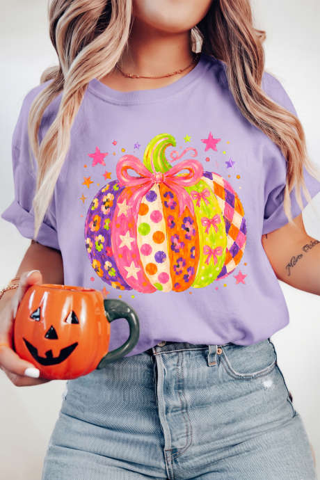 Camiseta estampada con diseño de pétalos de orquídea y calabaza divertida.