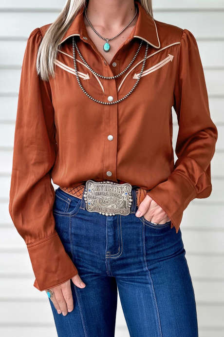 Camisa de manga larga con botones frontales, de seda color canela, estilo western.