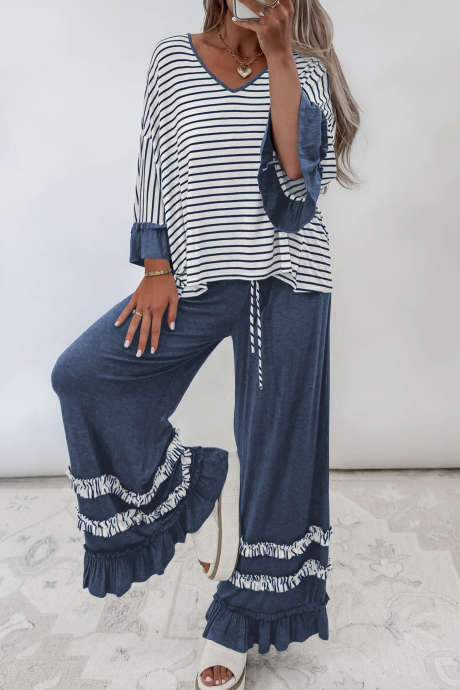 Conjunto de 2 piezas: top azul de rayas con cuello en V y volantes en las mangas (en contraste) y pantalón con cordón ajustable.