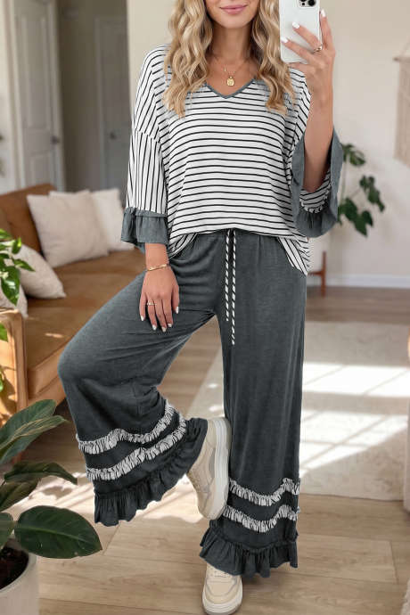 Conjunto de 2 piezas: top con cuello en V, volantes y mangas en contraste, y pantalón con cordón ajustable.