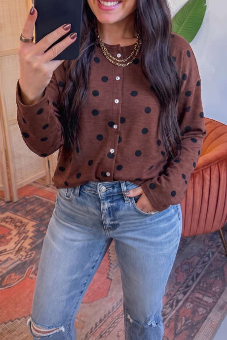 Camisa informal de manga larga con botones delanteros y lunares marrones