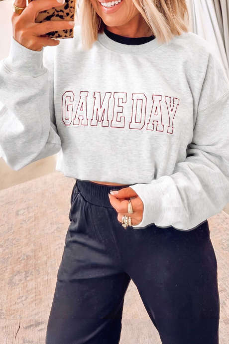 Světle šedá mikina s dlouhým rukávem a kulatým výstřihem s výšivkou a písmeny Game Day