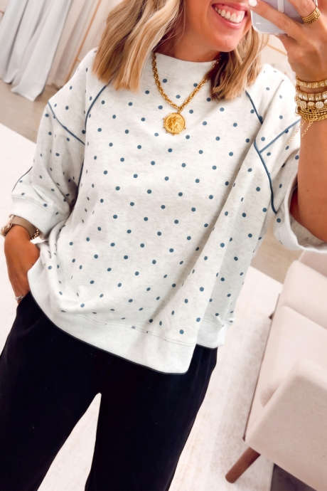 Graues, locker geschnittenes Oberteil mit 3/4-Ärmeln und Paspelierung mit Polka-Dot-Muster und Paspelierung