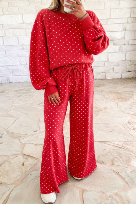 Conjunto de top y pantalón de manga larga y pierna ancha con cordón ajustable y estampado de lunares rojos.