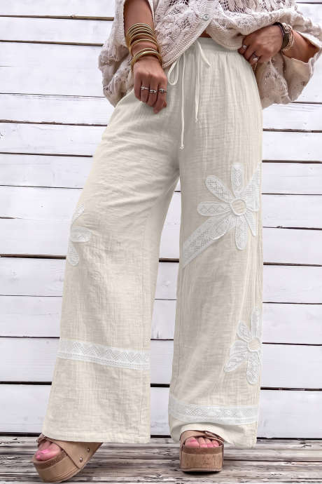 Pantalones casuales de pierna ancha estilo boho con patchwork de encaje floral blanco y estampado floral.