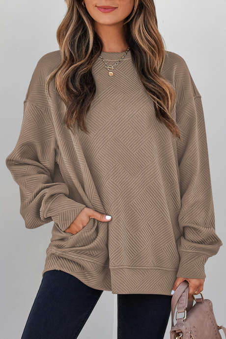 Sudadera tipo jersey de cuello redondo y hombros caídos, color pergamino liso y textura lisa.