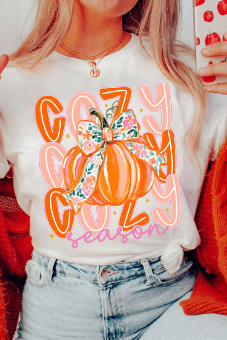 T-shirt girocollo bianca con stampa di zucca per la stagione accogliente
