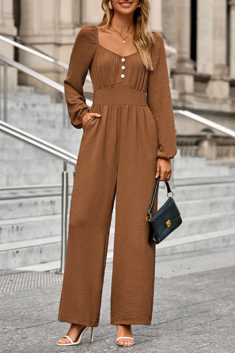 Kastanjebruine jumpsuit met lange mouwen, geplooide details en rechte pijpen, effen kleur, en knoopsluiting.