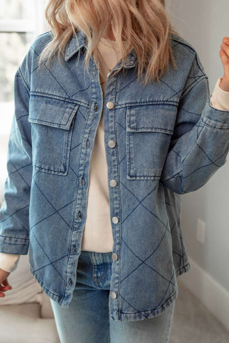 Chaqueta vaquera Ashleigh azul con estampado de rombos cosidos y bolsillos con botones.