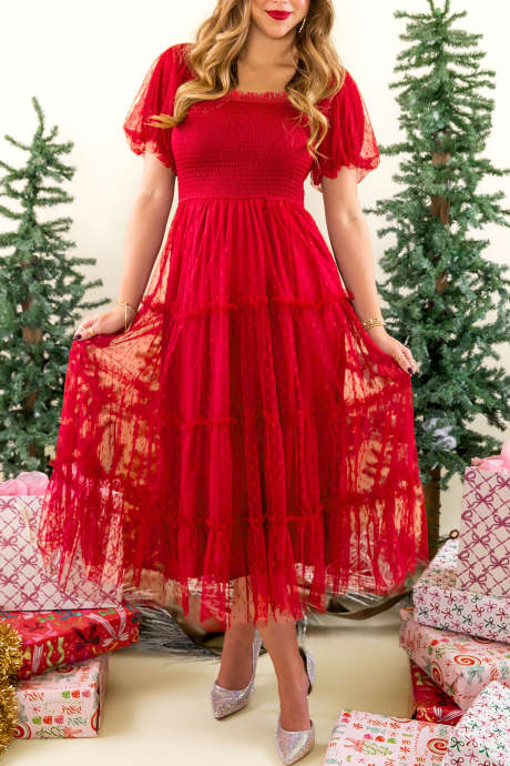 Vestido rojo fuego con volantes, corpiño fruncido de tul y mangas abullonadas.
