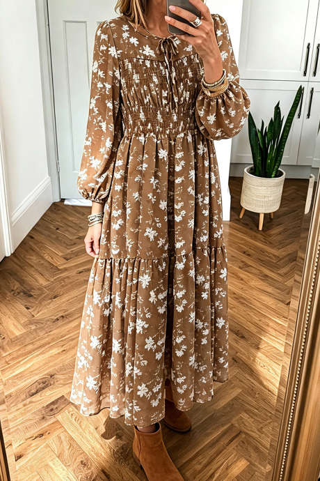 Vestido largo de manga larga con estampado floral marrón y detalle fruncido con lazo.