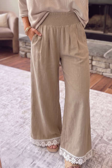 Pantaloni a gamba larga a vita alta con orlo in pizzo floreale, colore pergamena, arricciati.