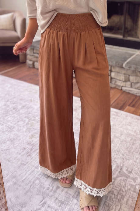 Pantaloni a gamba larga a vita alta con orlo in pizzo floreale color castagna.