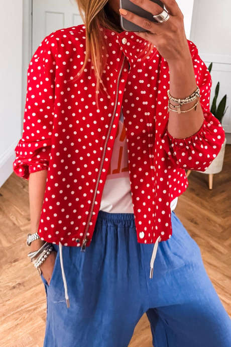 Chaqueta informal con cremallera y lunares rojos