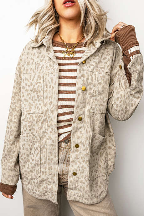 Chaqueta de manga larga con cuello camisero y estampado de leopardo color caqui.