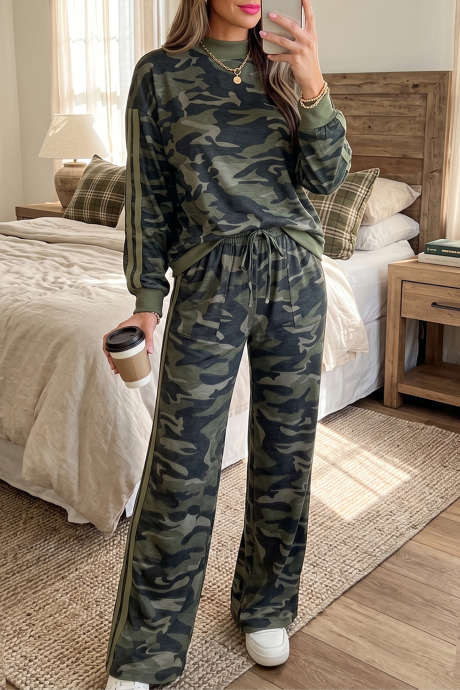 Ensemble haut à manches longues et pantalon décontracté avec empiècements à rayures camouflage multicolores et patchwork.
