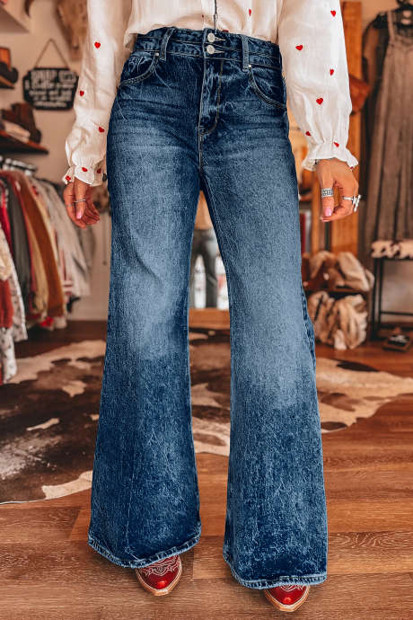 Schlagjeans in Segelblau mit Acid-Wash-Waschung und Taschendetails