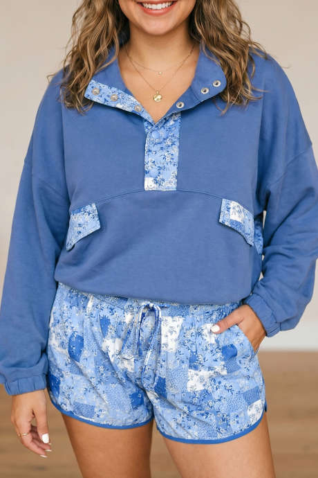 Blaues Set in Übergröße: Langarmshirt mit V-Ausschnitt, langen Ärmeln und kurzem Unterteil im Patchwork-Stil mit Blumenmuster