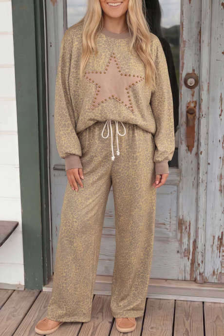 Conjunto de dos piezas informal de manga larga con estampado de leopardo y estrellas en color caqui.